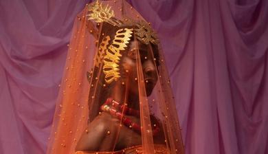Nigerian photographer Lakin Ogunbanwo new series “e wá wo mi” featured in Vogue