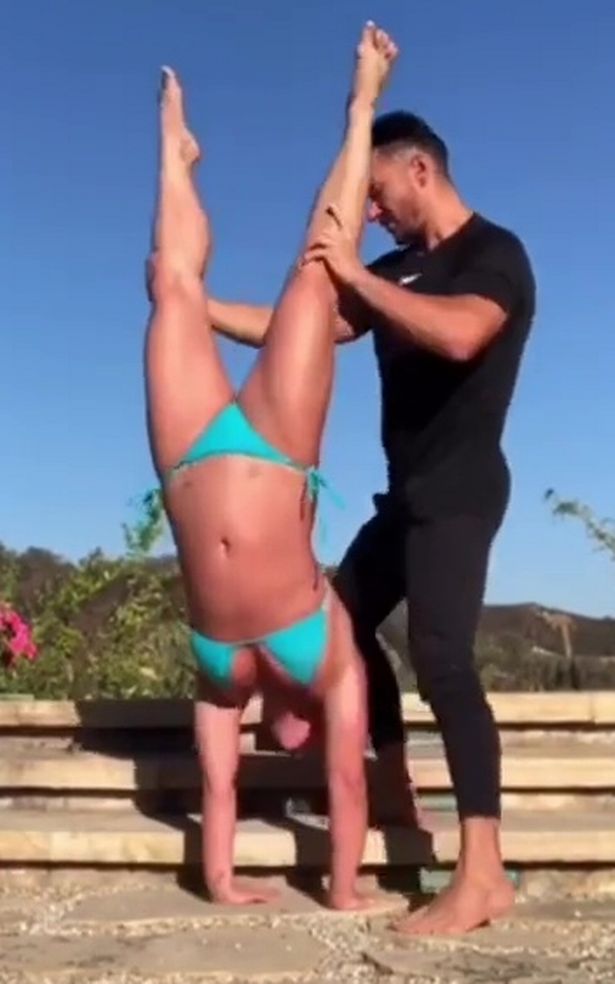 Britney Spears shows off incredible yoga skills