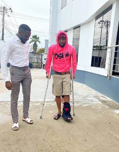 Photos of Davido’s broken legs emerge online