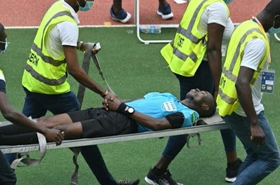 #Afcon2020 : Ghanaian referee collapses during Ivory Coast vs Ethiopia