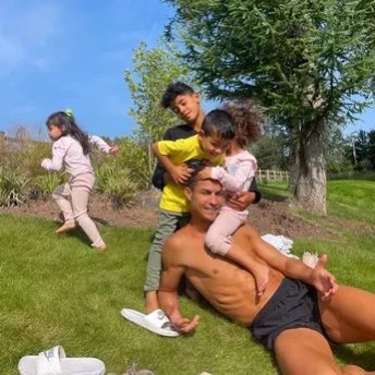 Cristiano Ronaldo posts heartwarming photos with his family