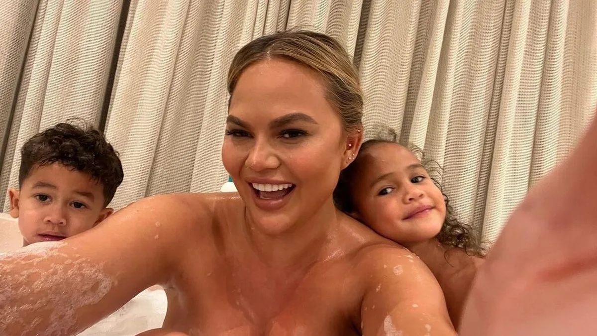 Chrissy Teigen criticised for having bath with her kids