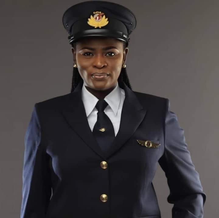 Meet Adeola Ogunmola , First Nigerian woman to fly Boeing 787