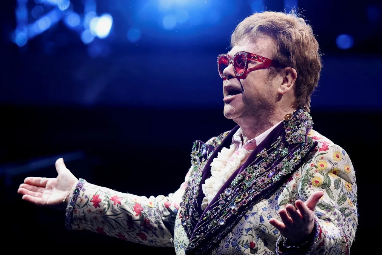 Singer , Elton John To Perform At White House