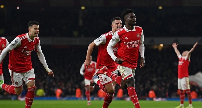 Impressive Arsenal flogs Man United, sit atop the table