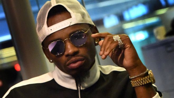 [VIDEO] Diamond Platnumz Falls On Stage During Performance