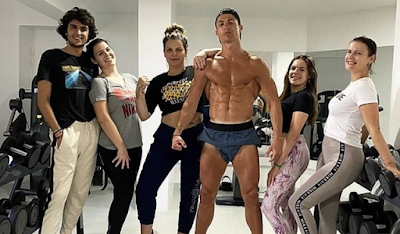 C-Ronaldo poses topless in the gym with sisters