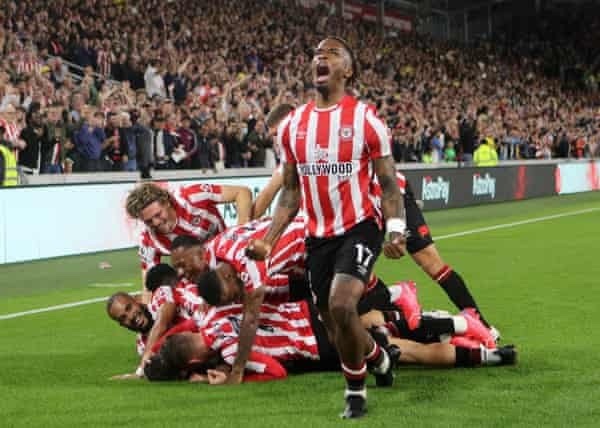 Brentford celebrate their return to premier league after 74 year absence with 2-0 win over Arsenal