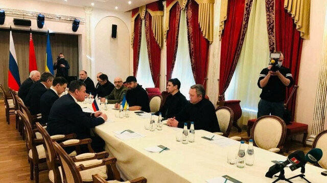 Ukraine and Russia commence peace talks at Belarusian border