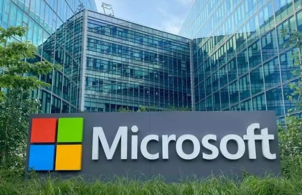 Microsoft briefly overtakes Apple as world’s most valuable company