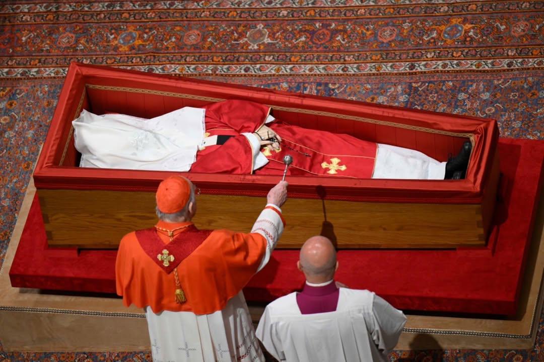 Pope Francis’ coffin is sealed in St Peter’s Basilica as funeral begins in Rome (Photos)