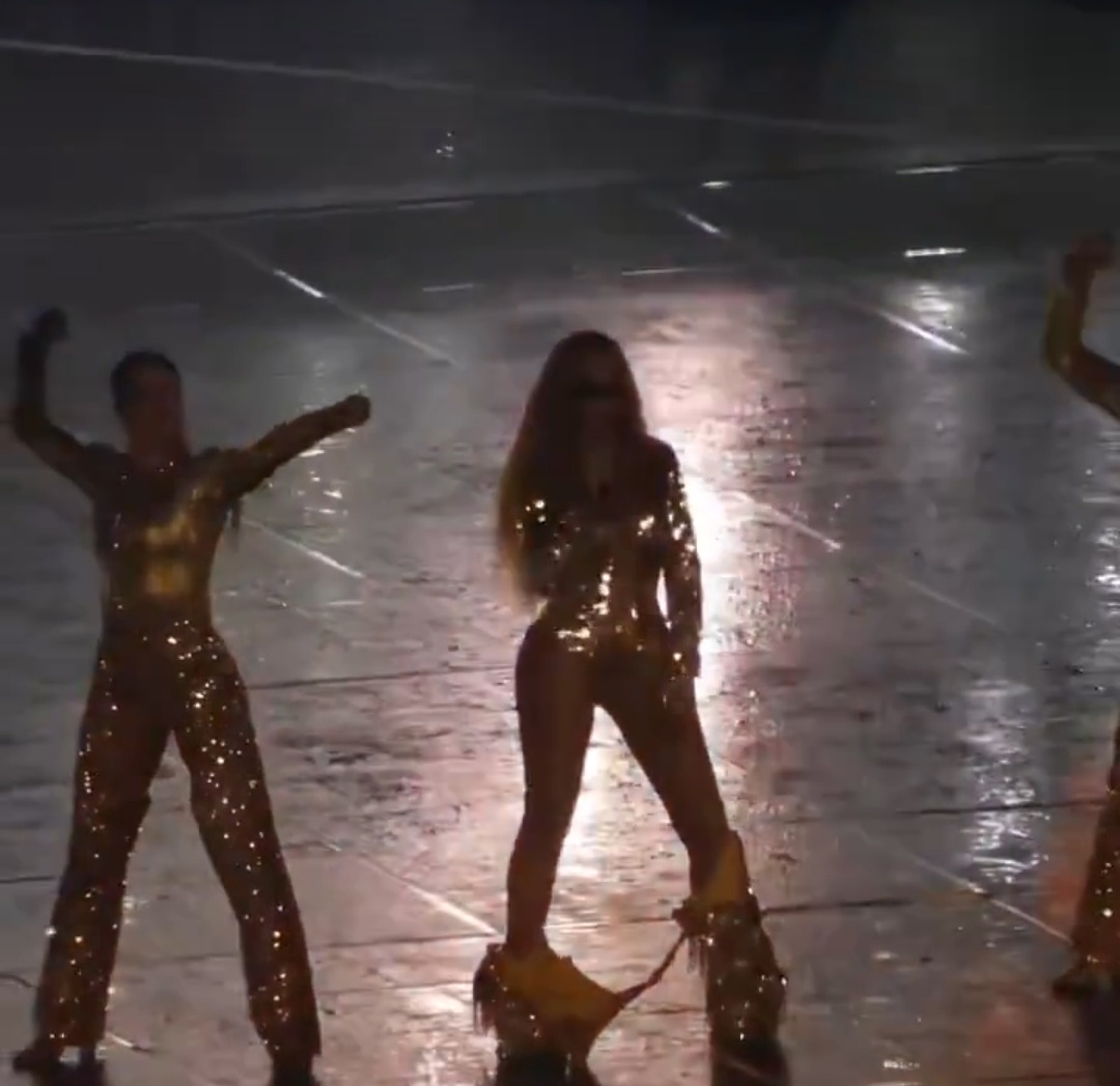 Beyonce’s pants falls during her performance in London