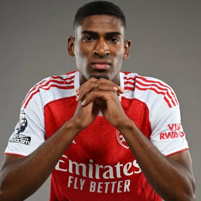 Arsenal sign Cristhian Mosquera