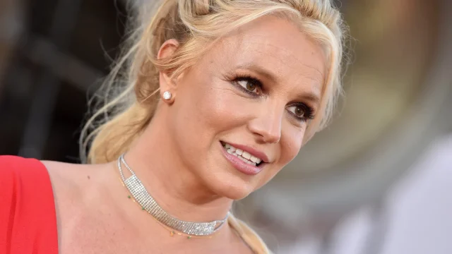 Britney Spears voluntarily checks into rehab