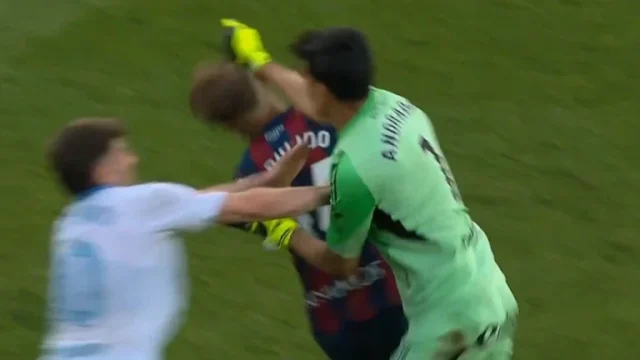 Real Zaragoza goalkeeper faces long term ban after punching opponent