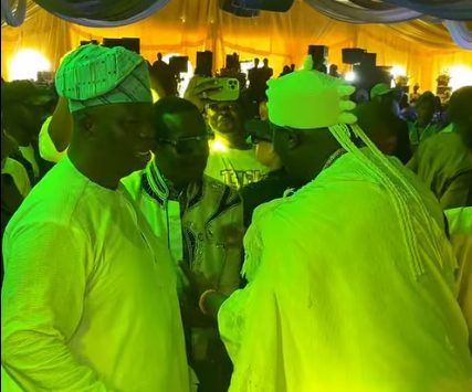 Moment King Sunny Ade bowed to greet Ooni