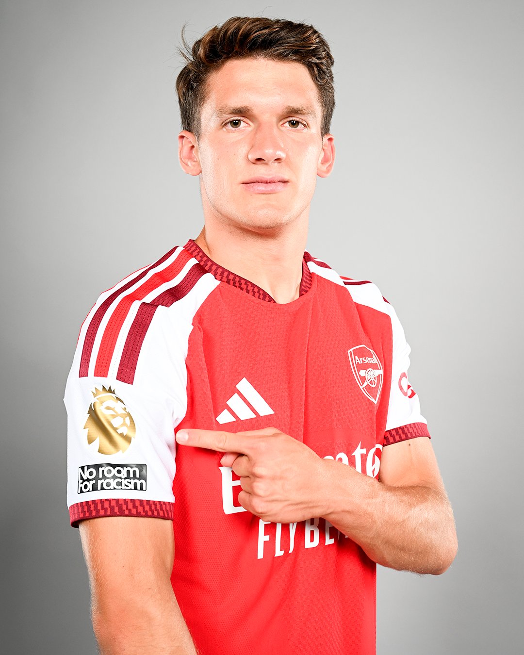 Arsenal sign Christos Tzolis
